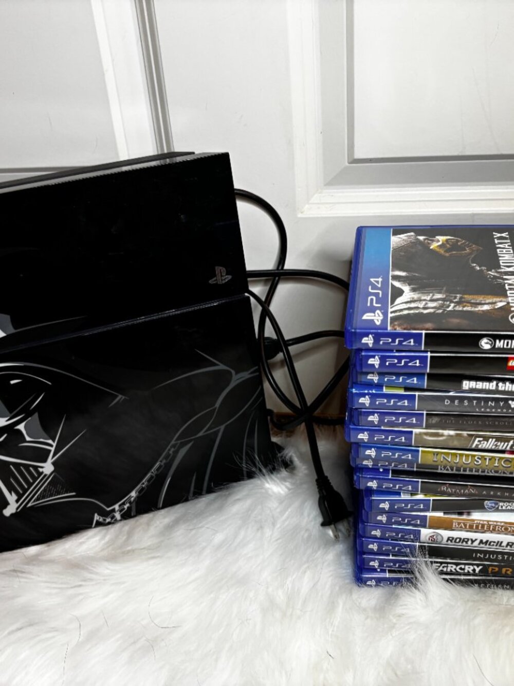 PlayStation 4 – Darth Vader Special Edition + 3 Controllers & Games - Picture 8 of 8
